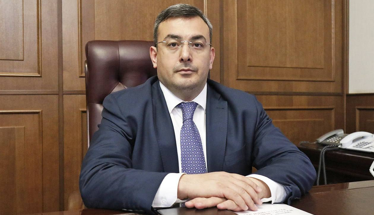 Поздравление с Днем Конституции Республики Дагестан от врио министра труда РД М. Кихасурова.