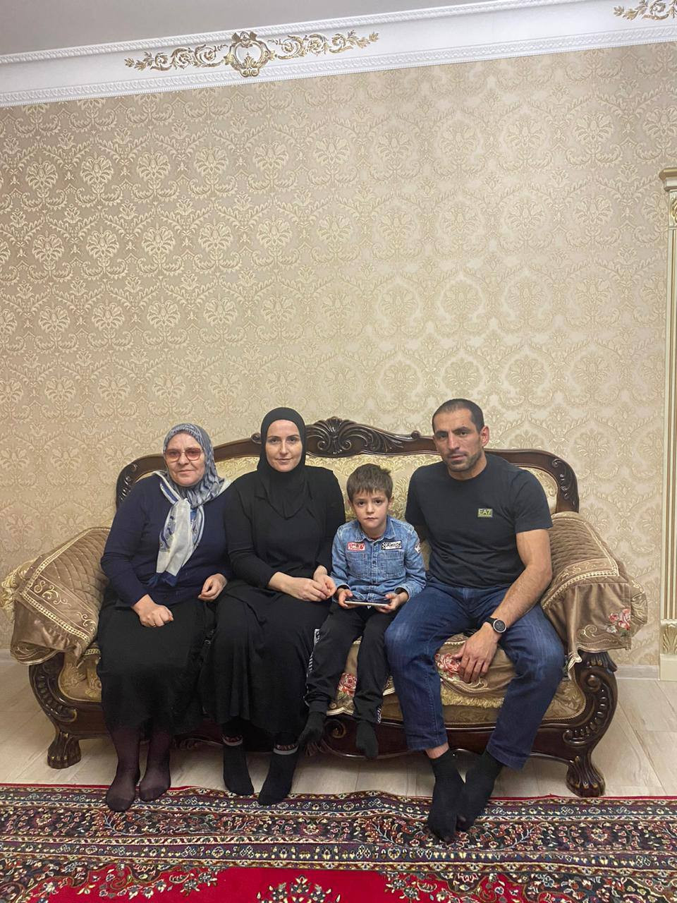 Представители КЦСОН посетили вдову погибшего в ходе СВО военнослужащего Заиру Курахиаеву.