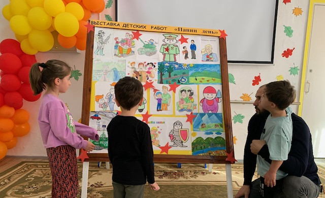 В Реабилитационном центре для детей и подростков в Хасавюрте в преддверии Дня отца оформили выставку рисунков