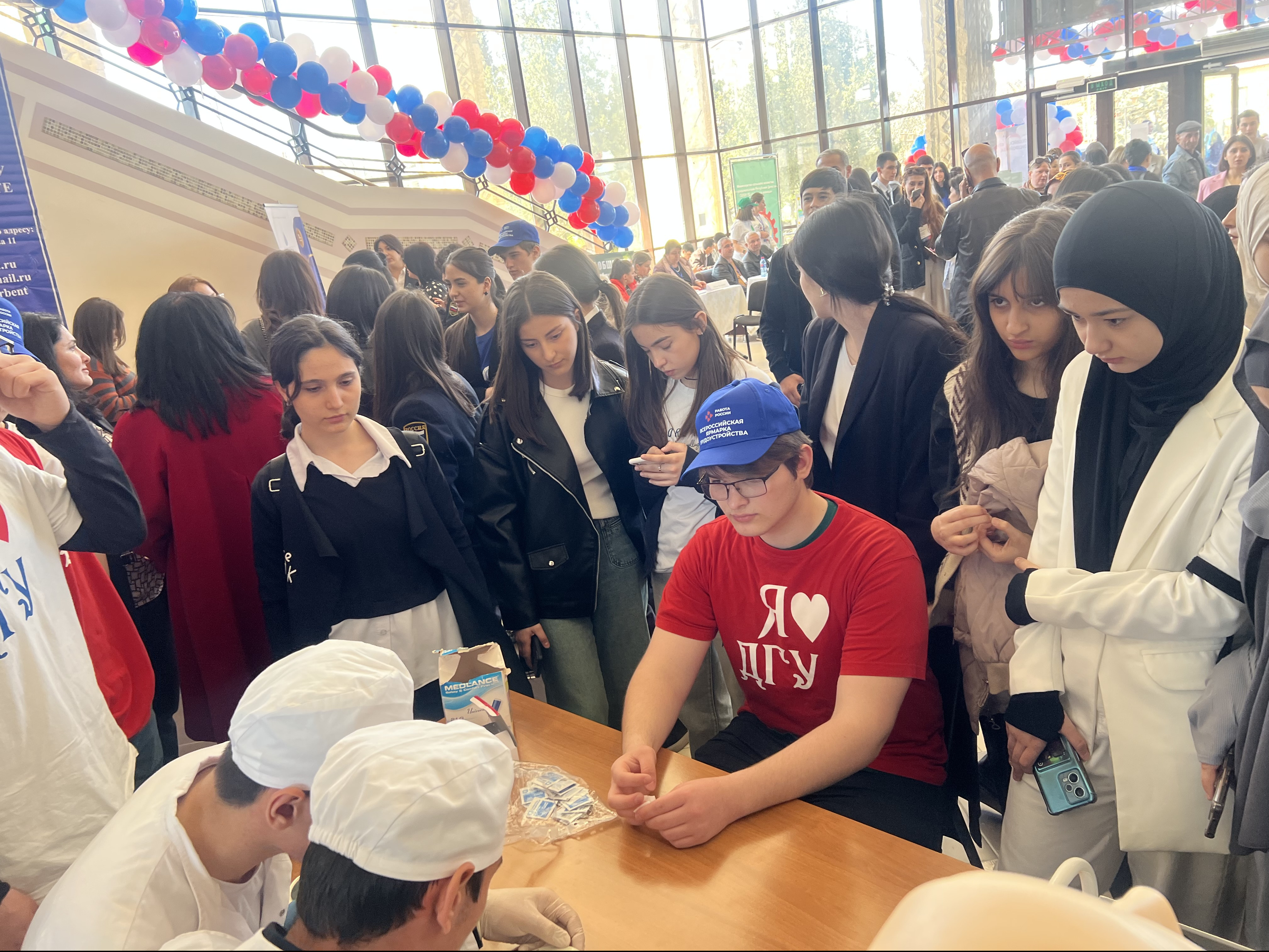 5 апреля в  Лезгинском  театре имени С. Стальского прошел региональный этап Всероссийской ярмарки трудоустройства “Работа России. Время возможностей – 2024”.