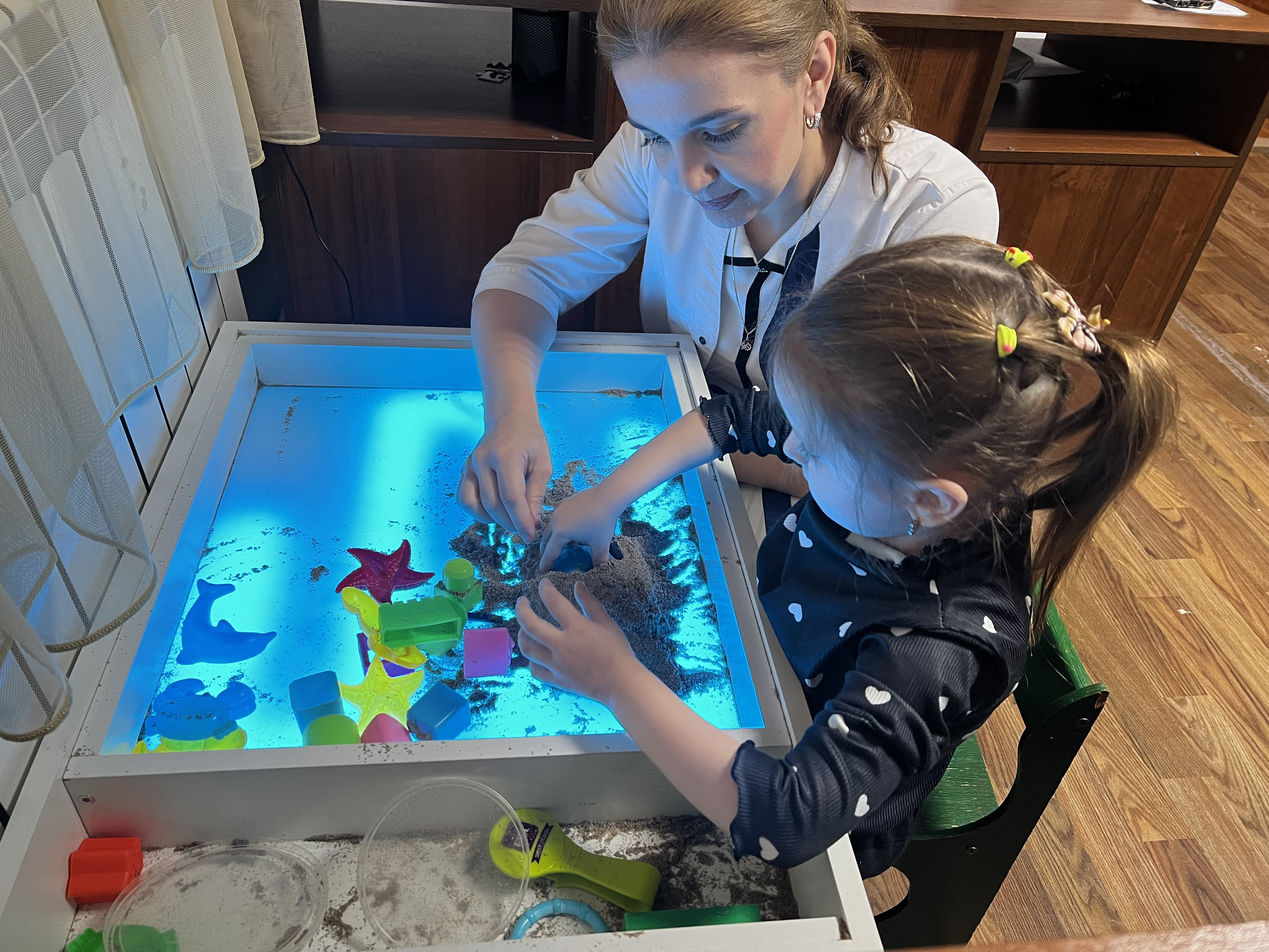 «Песочная терапия» применяется для работы с людьми всех возрастов.