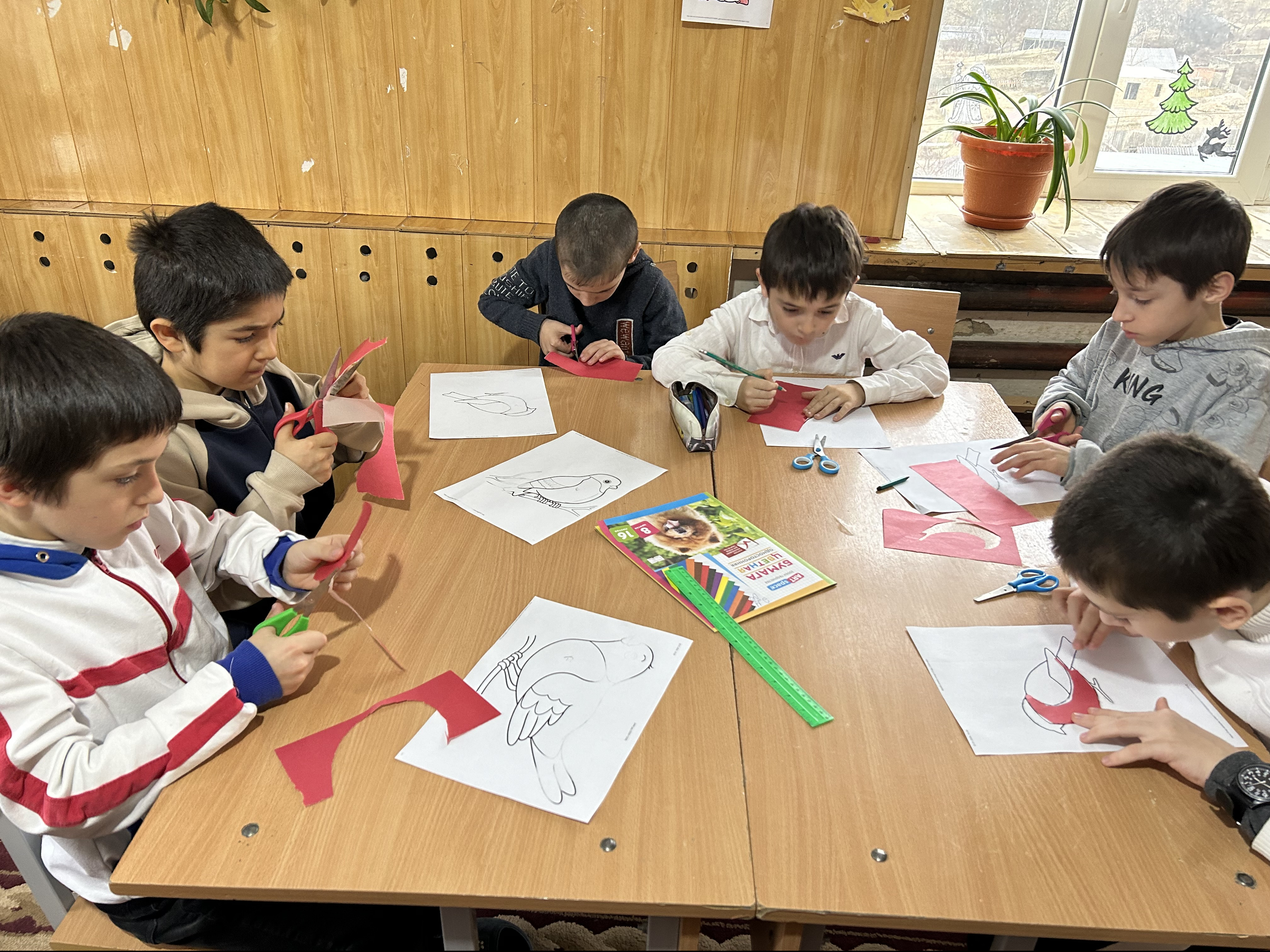 В отделении временного пребывания детей и семей с детьми провели занятие по изготовлению поделок из бумаги