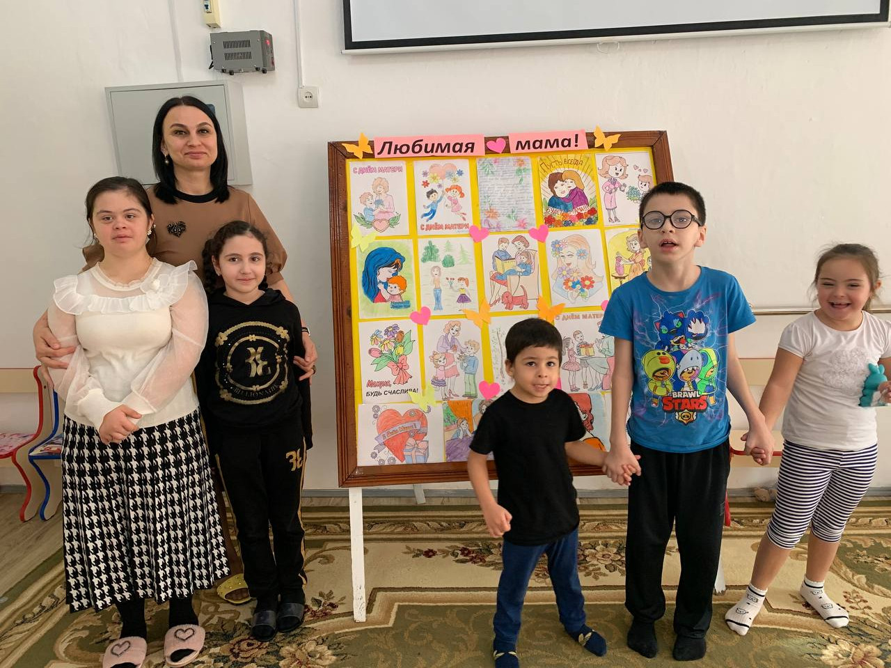 Выставка детских рисунков ко Дню Матери «Любимая мама!»