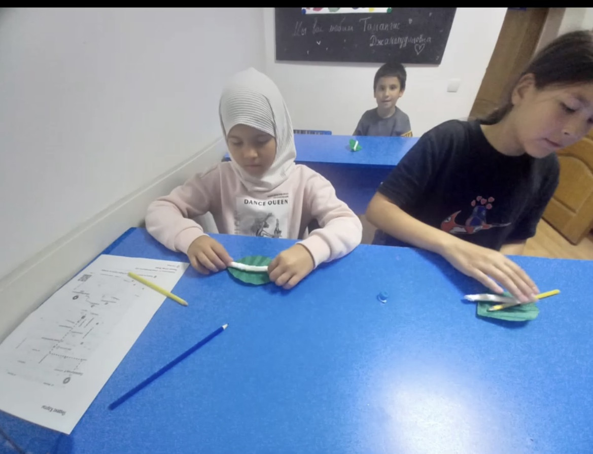 Поделки "Гусеница на листочке".