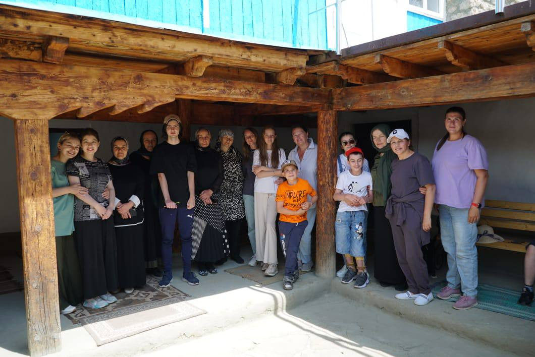 Сегодня работники Комплексного центра социального обслуживания населения Хунзахского района посетили конно-туристический лагерь "Путь Всадника", который расположен на территории Хунзахского района.