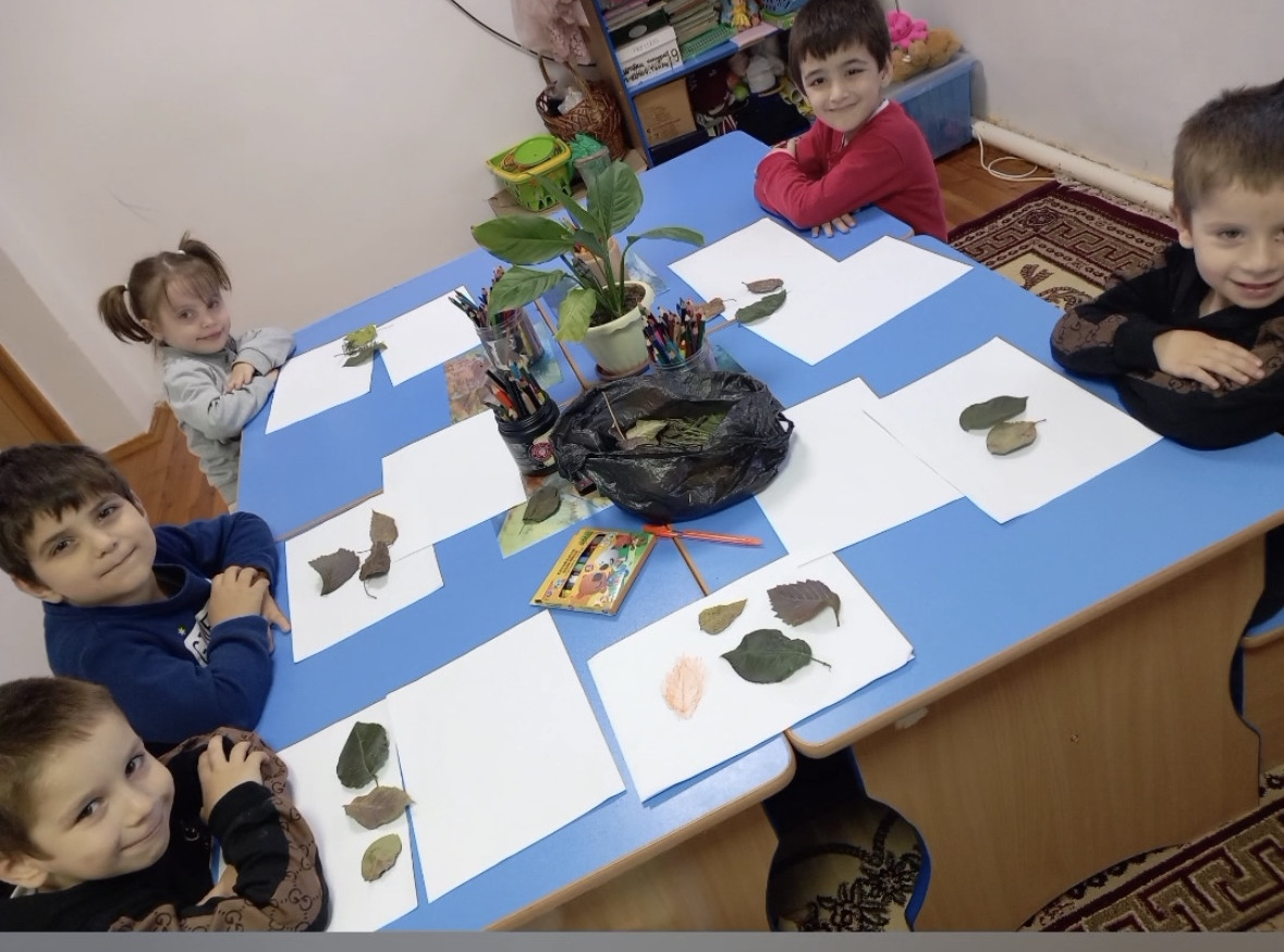 Занятие по рисованию " Осенние листочки"