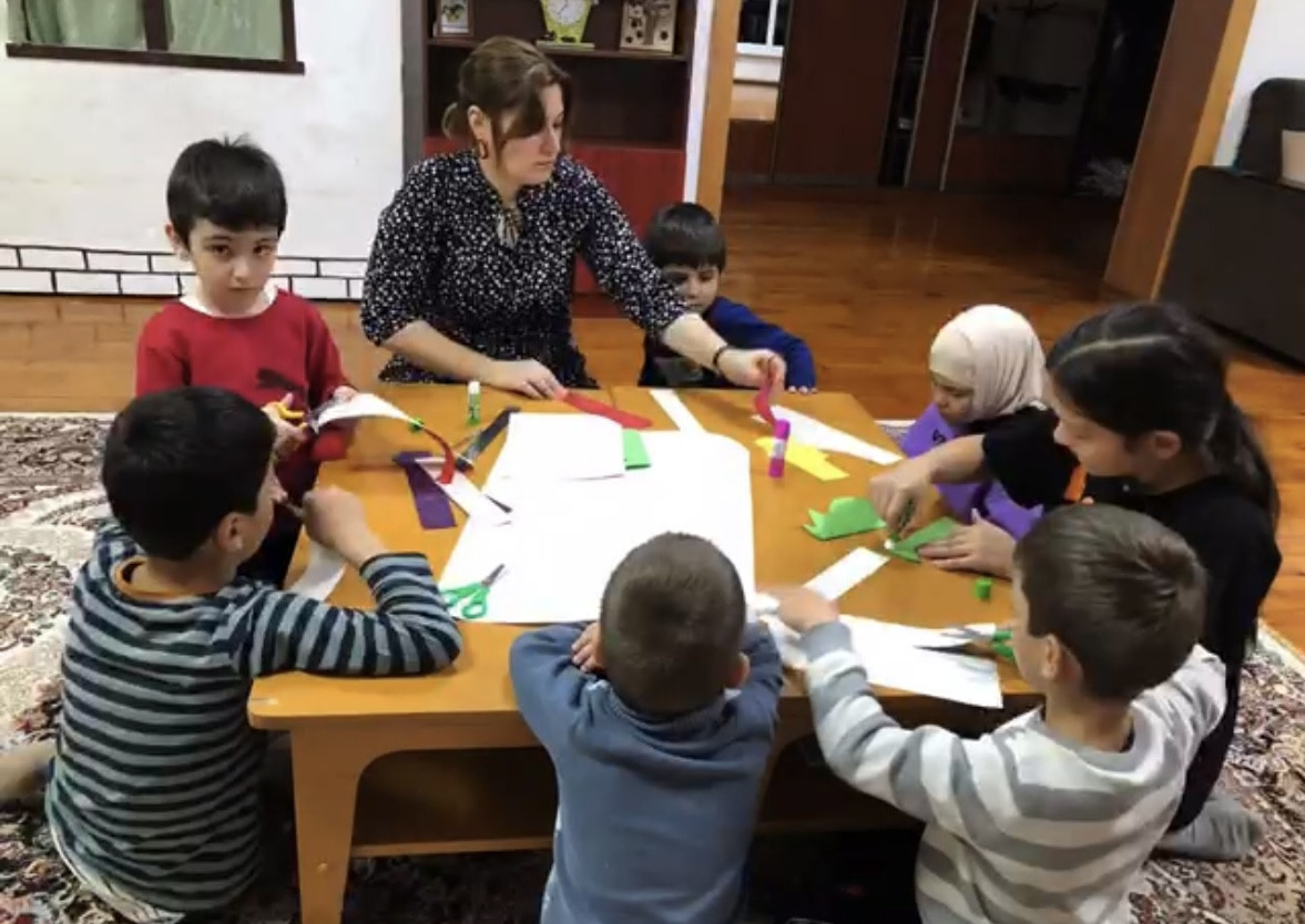 Аппликация  «Ваза с цветами для мамы».