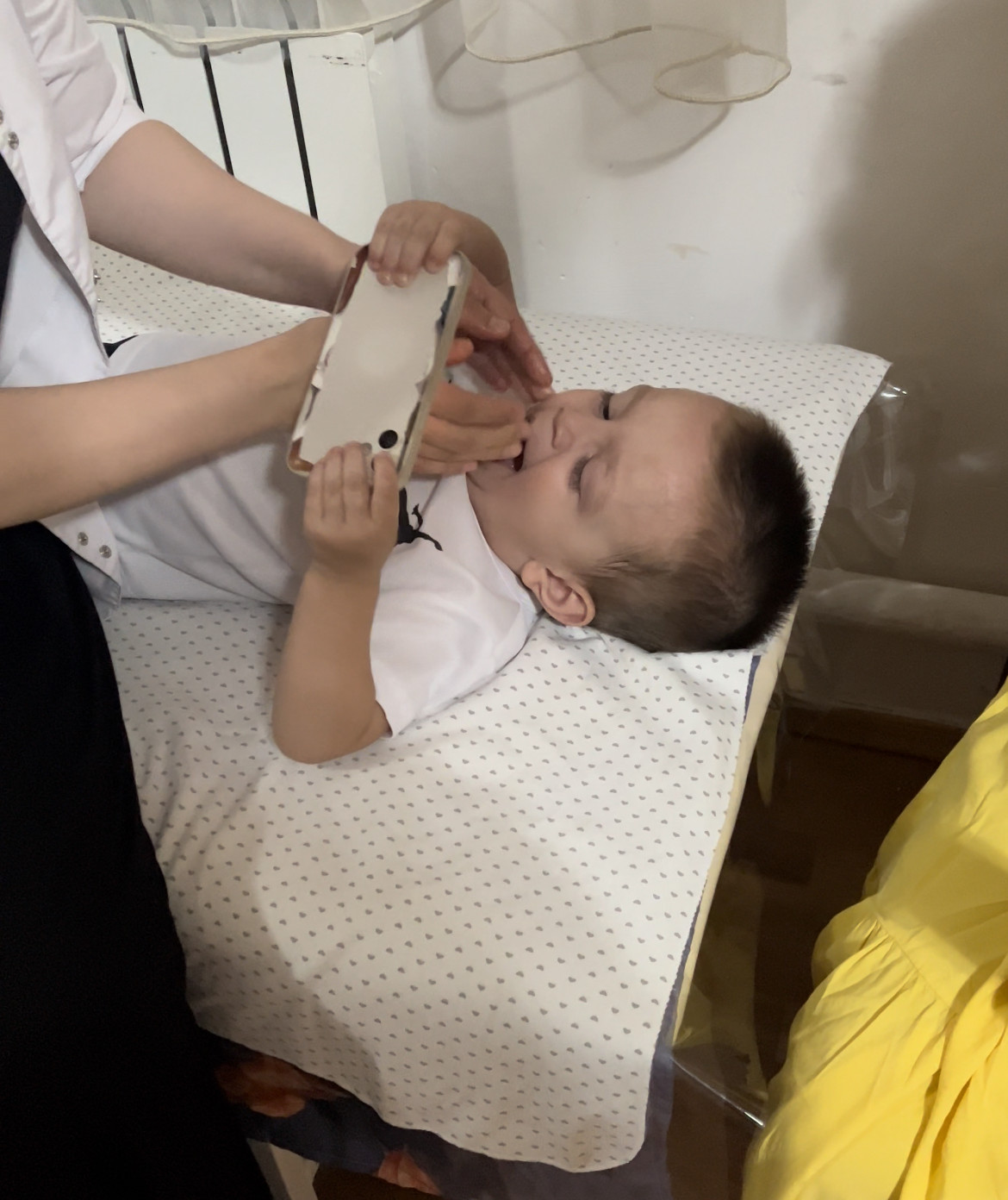 Логопед Абушева Гульзарият проводит логопедический массаж.