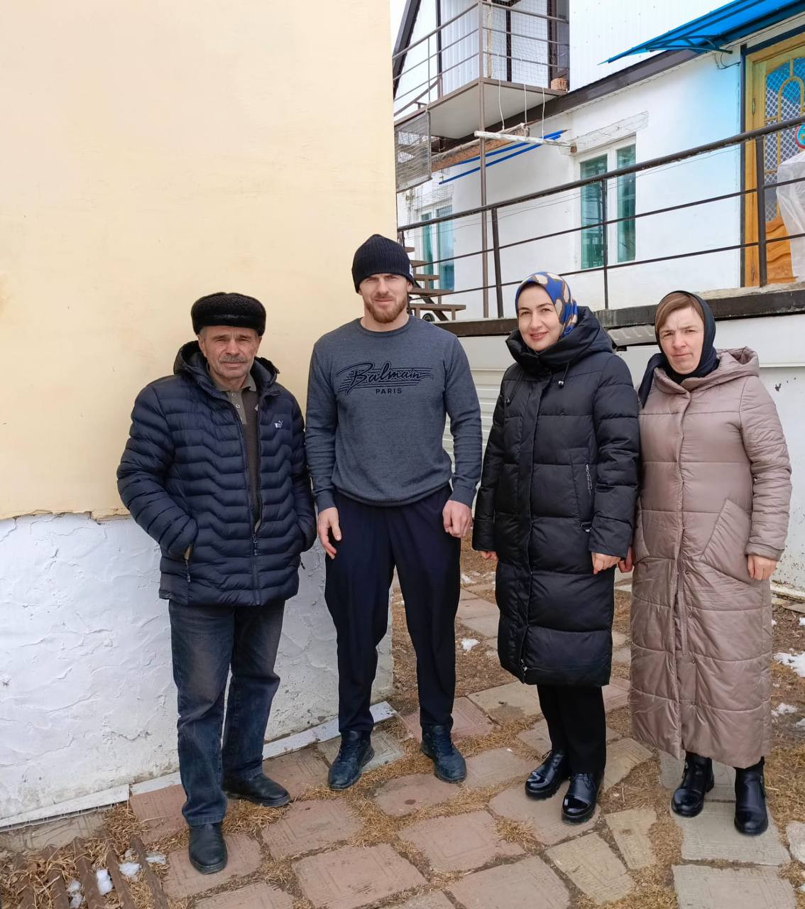 Навестили бойцов, приехавших в отпуск.