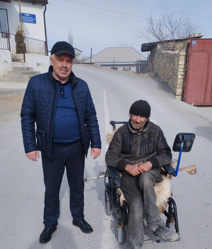 Заведующий отделением на дому посетил инвалида первой группы Магомеда Гусейнова из села Уздалросо Хунзахского района.