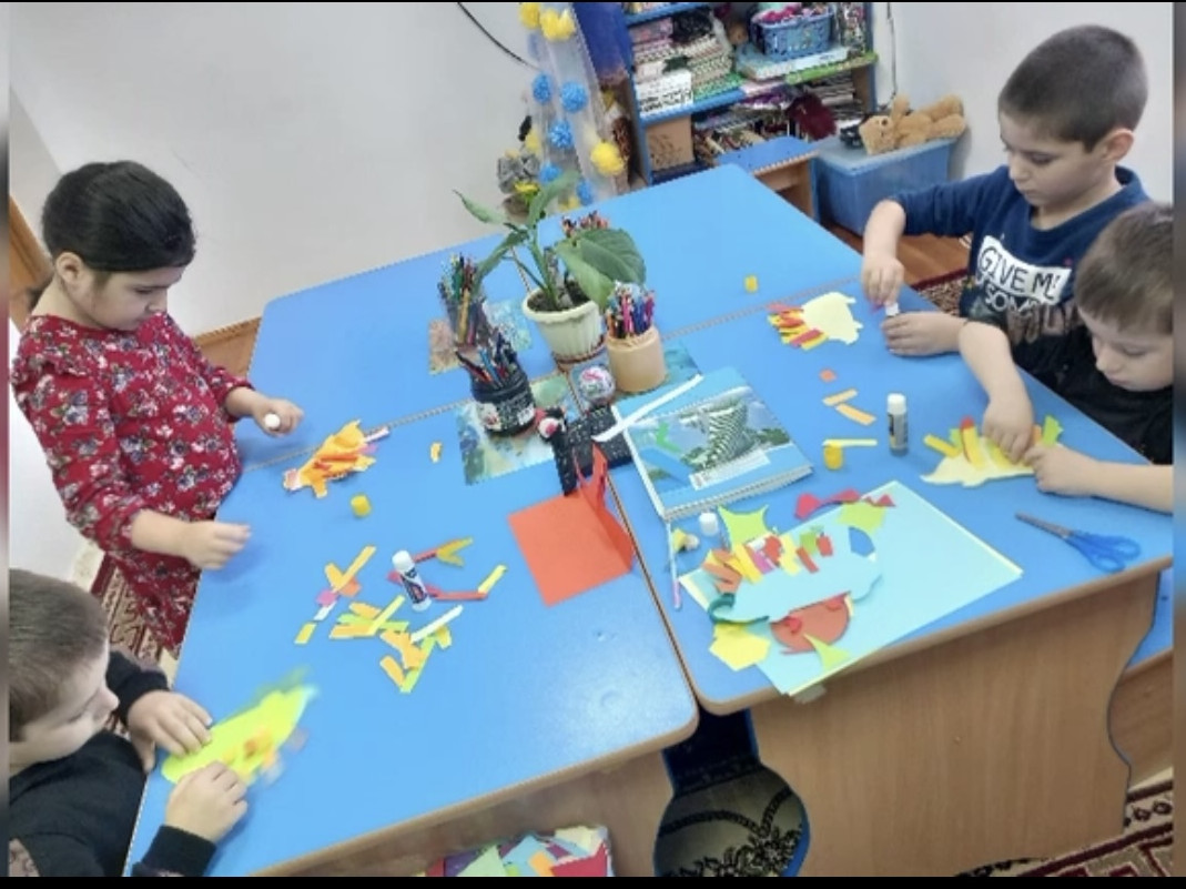 Аппликация "Цветной ежик".