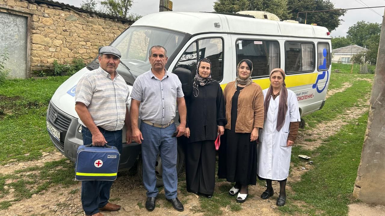 Мобильная бригада Минтруда Дагестана в Табасаранском районе обеспечила 17 пожилых жителей населенных пунктов Халаг и Бухнаг медицинским обследованием