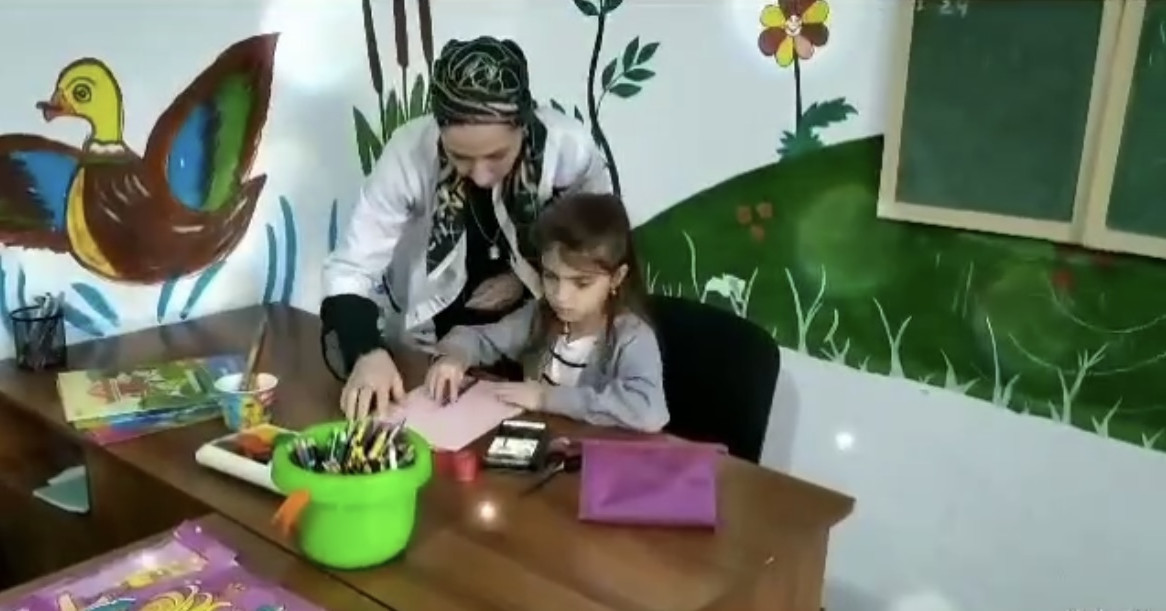 Воспитатели Реабилитационного центра провели занятие ко Дню матери.