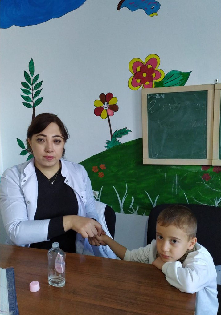 Воспитатель Алхасова Н. проводит пальчиковый массаж подопечному с диагнозом «Задержка речевого развития»