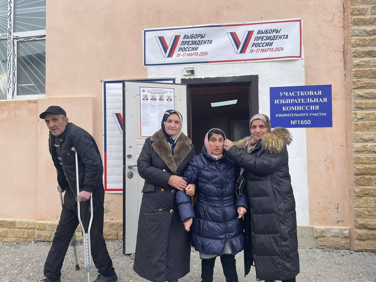 Работники КЦСОН Хунзахского района  помогли подопечным принять участие на выборах.