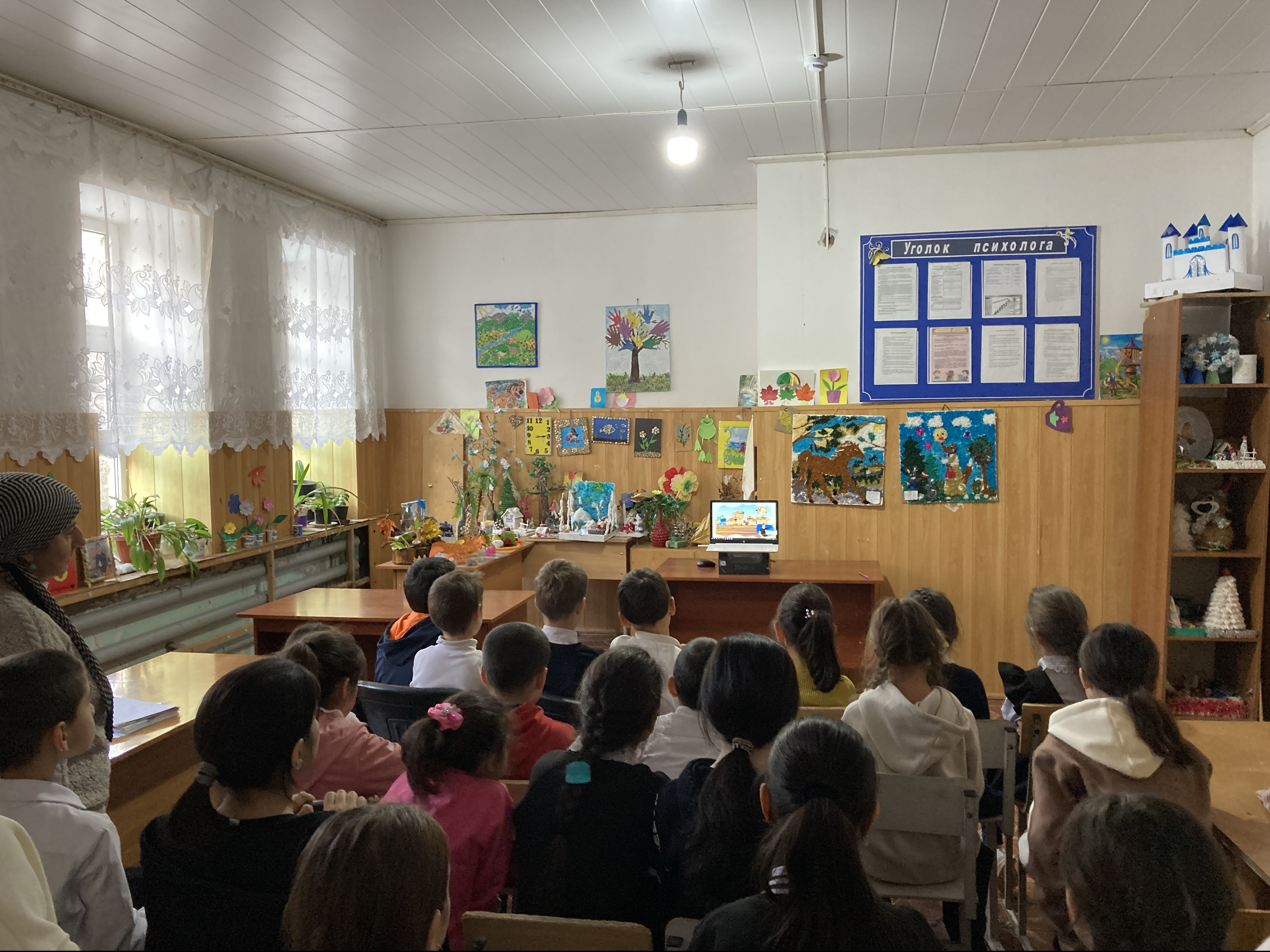 Показ социальных видеороликов по финансовой грамотности для детей с ограниченными возможностями по слуху