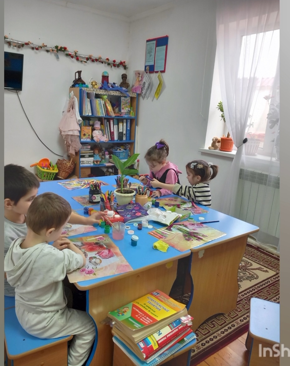 Мы помним! Мы гордимся! Работники Центра для детей и подростков в Махачкале возложили цветы к памятнику воинам-освободителям