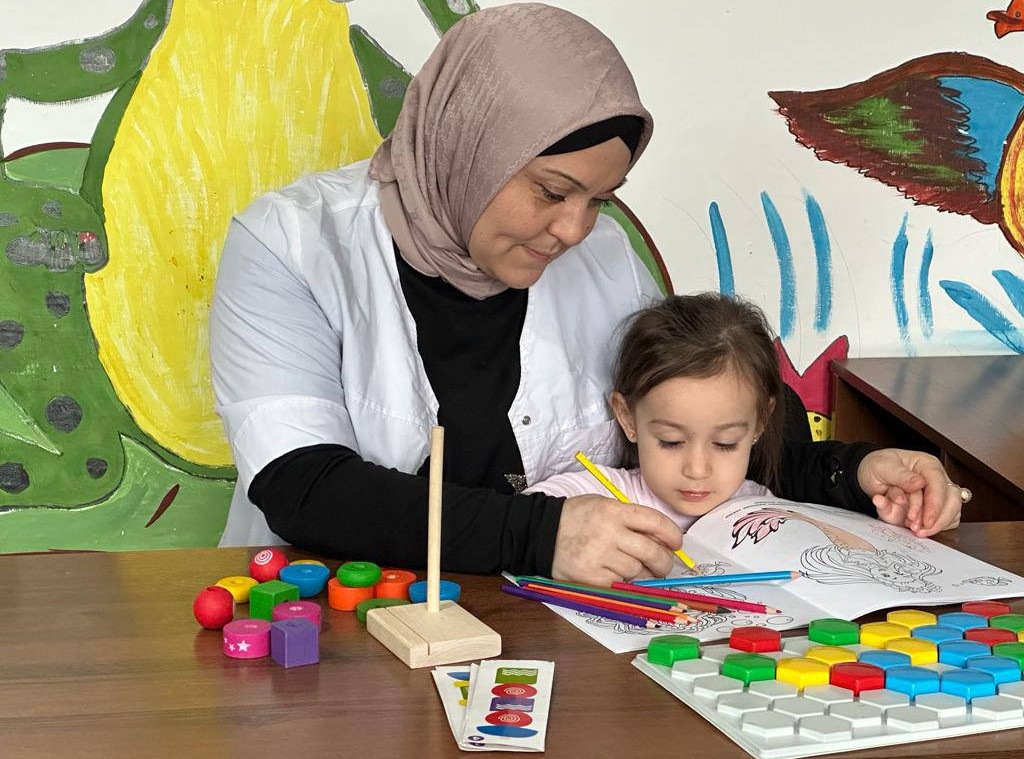 ?Воспитатель Кулавова З. проводит занятие на тему «Развитие воображения и творческого мышления».