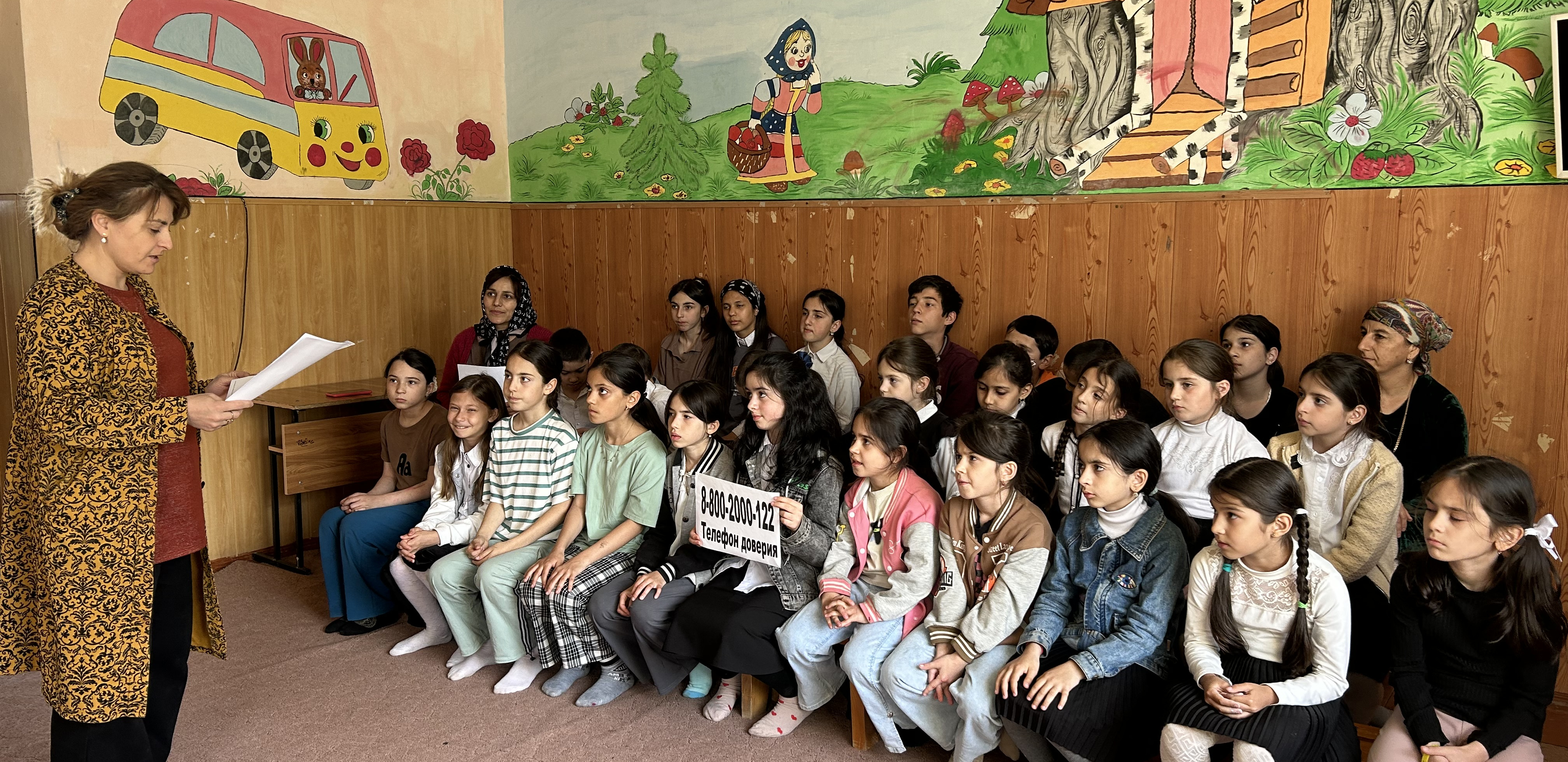 Подопечным в Кайтагском Комплексном центре рассказали о НОМЕРЕ телефона, который можно набрать в трудный час