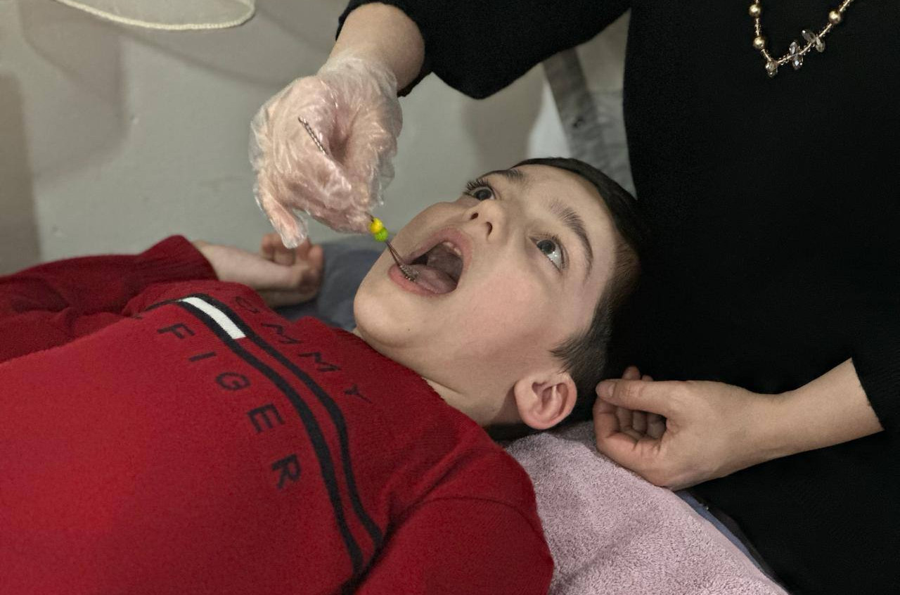 ?Логопед Реабилитационного центра проводит массаж языка