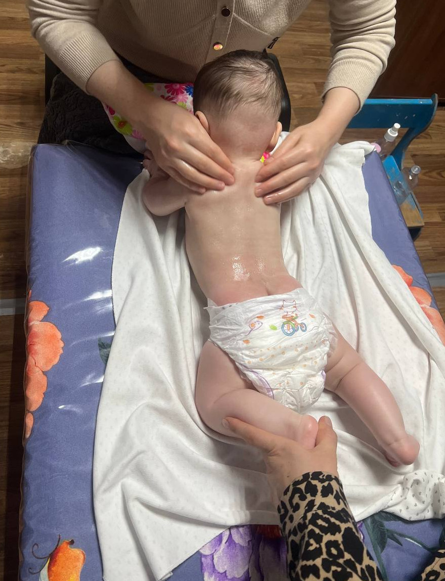 Медсестра по массажу Акаева Гульнара проводит массаж по диагнозу «Последствие ПЭП. Гипер-гидроцефалический синдром. Синдром тонико-двигательной активности».