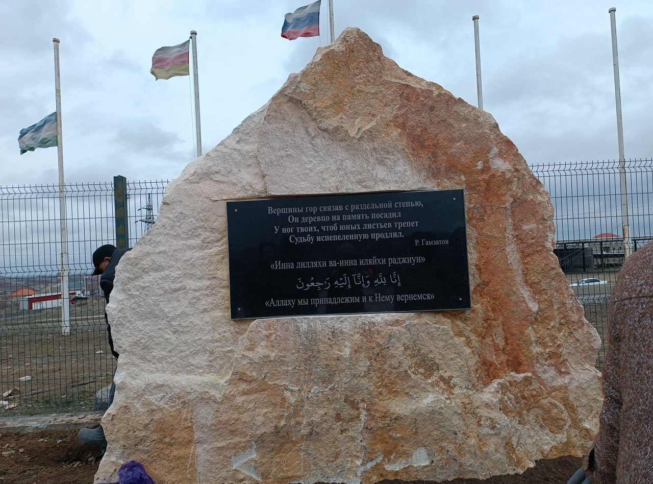 Социальные работники Кизилюрта приняли участие в посадке деревьев  в "Саду памяти" участникам СВО.