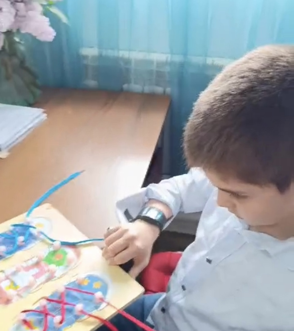 ?Специалист по работе с семьей Султанова Гульнара проводит занятие с подопечным по обучению «Шнуроки»?