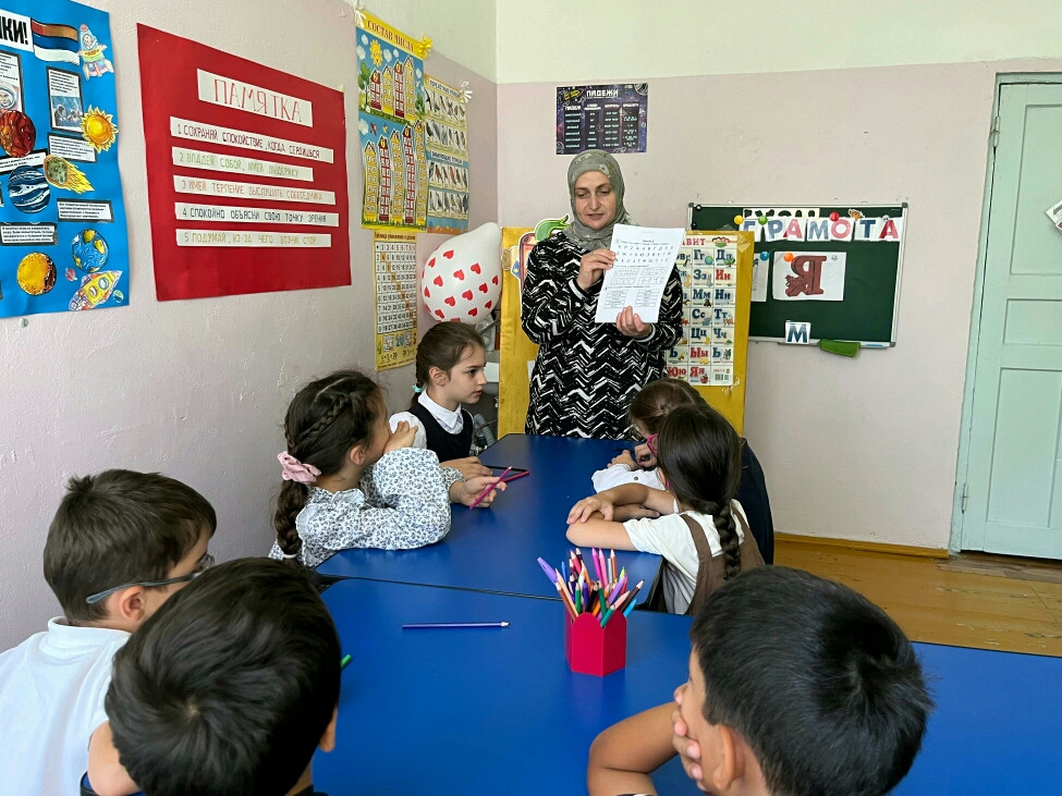 В реабилитационном центре для детей и подростков с ограниченными возможностями в городе Кизилюрт прошло открытое занятие по обучению грамоте.