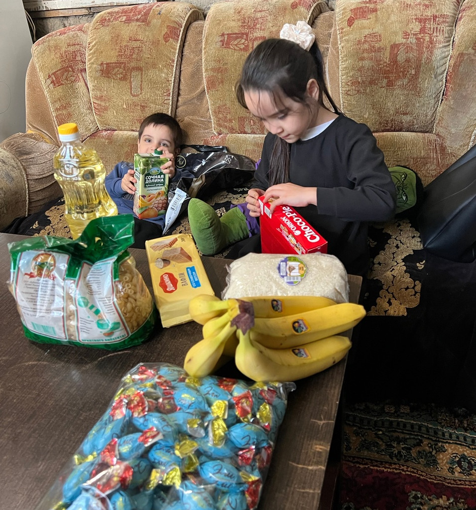 Поздравление многодетных, малоимущих семей и семей участников СВО с наступающим праздником.