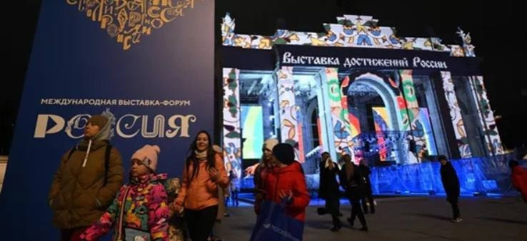 На Международной выставке-форуме "Россия"  представлен стенд с достижениями в социальной сфере «Семья. Работа. Долголетие».