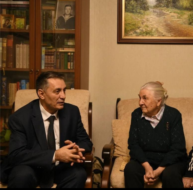 Абдурахман Махмудов поздравил с Днем Матери