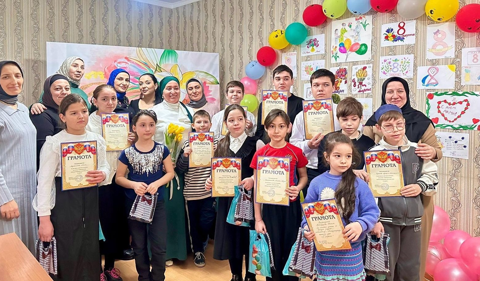 Выставка рисунков "С праздником весны!"