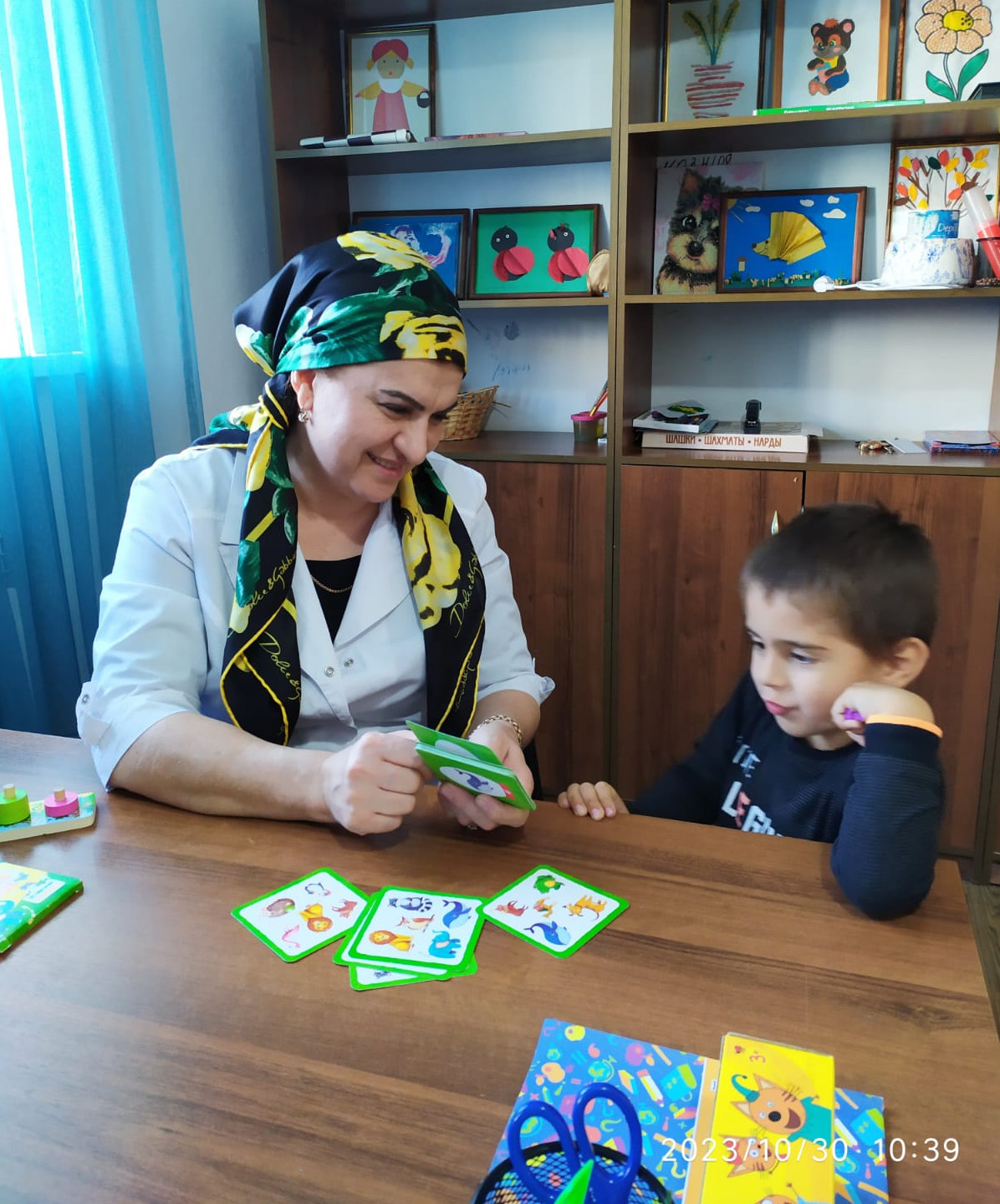 Воспитатель Джамавова Б. проводит занятие «Рассказ по картинкам».