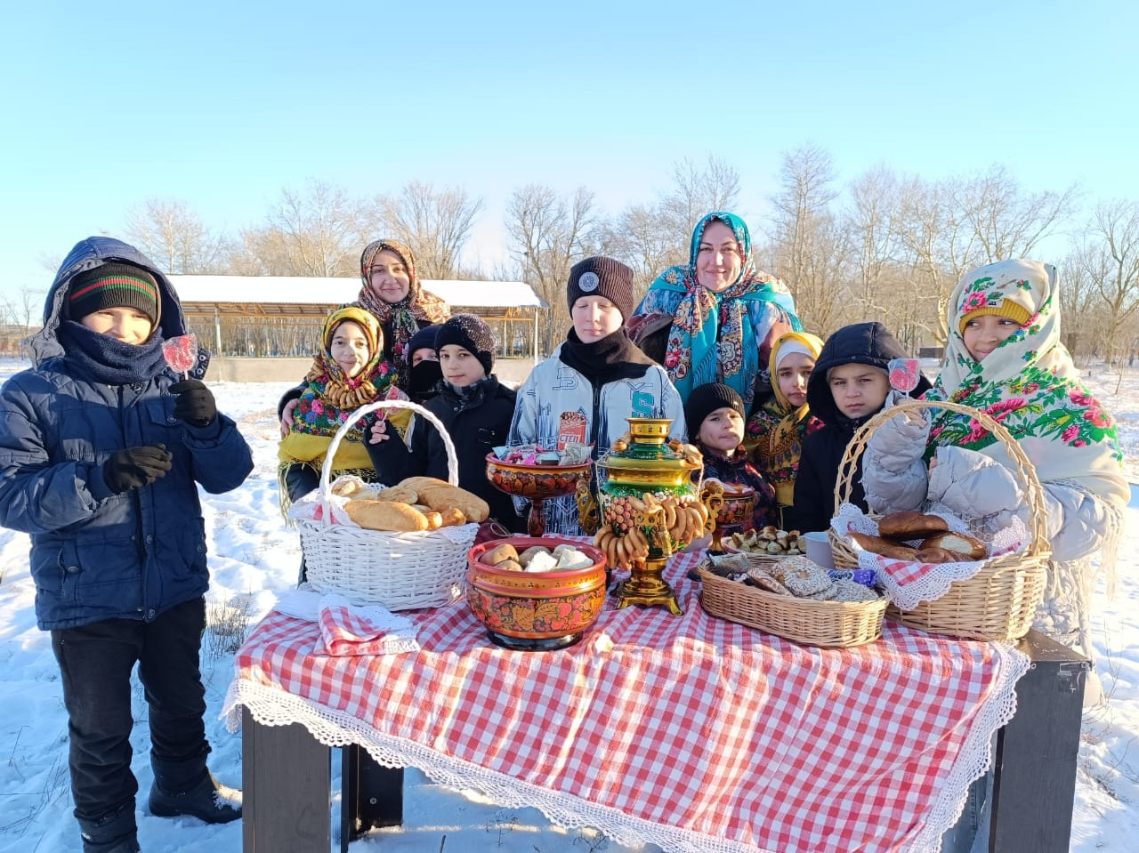 Зимняя прогулка получателями услуг в полустационарной форме.