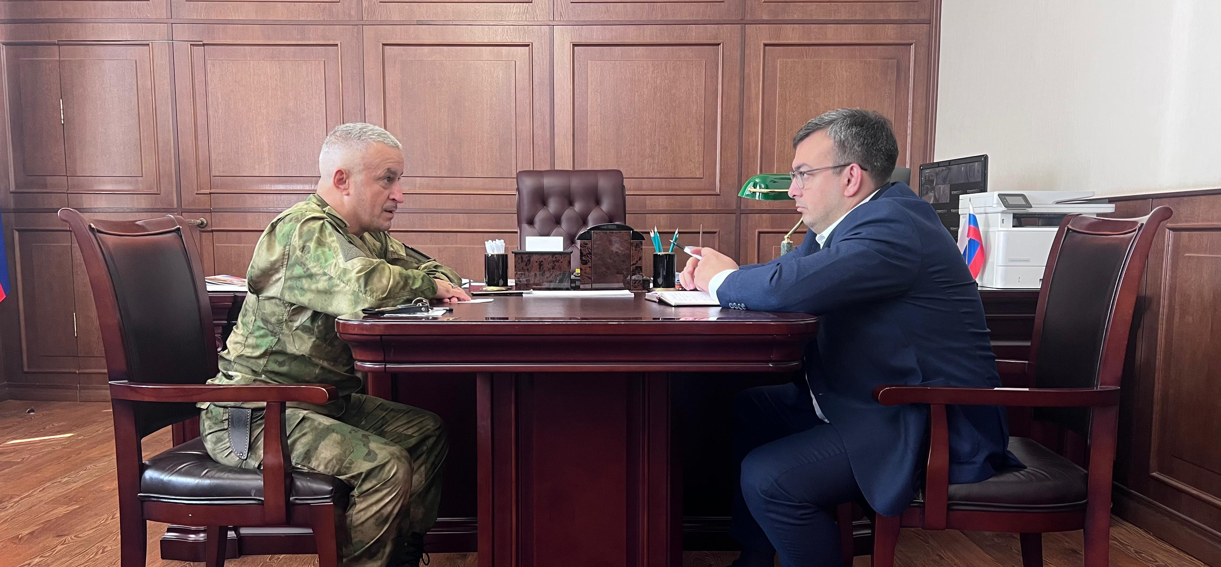 Магомедзагид Кихасуров встретился с участником СВО Алиханом Магомедрагимовым.