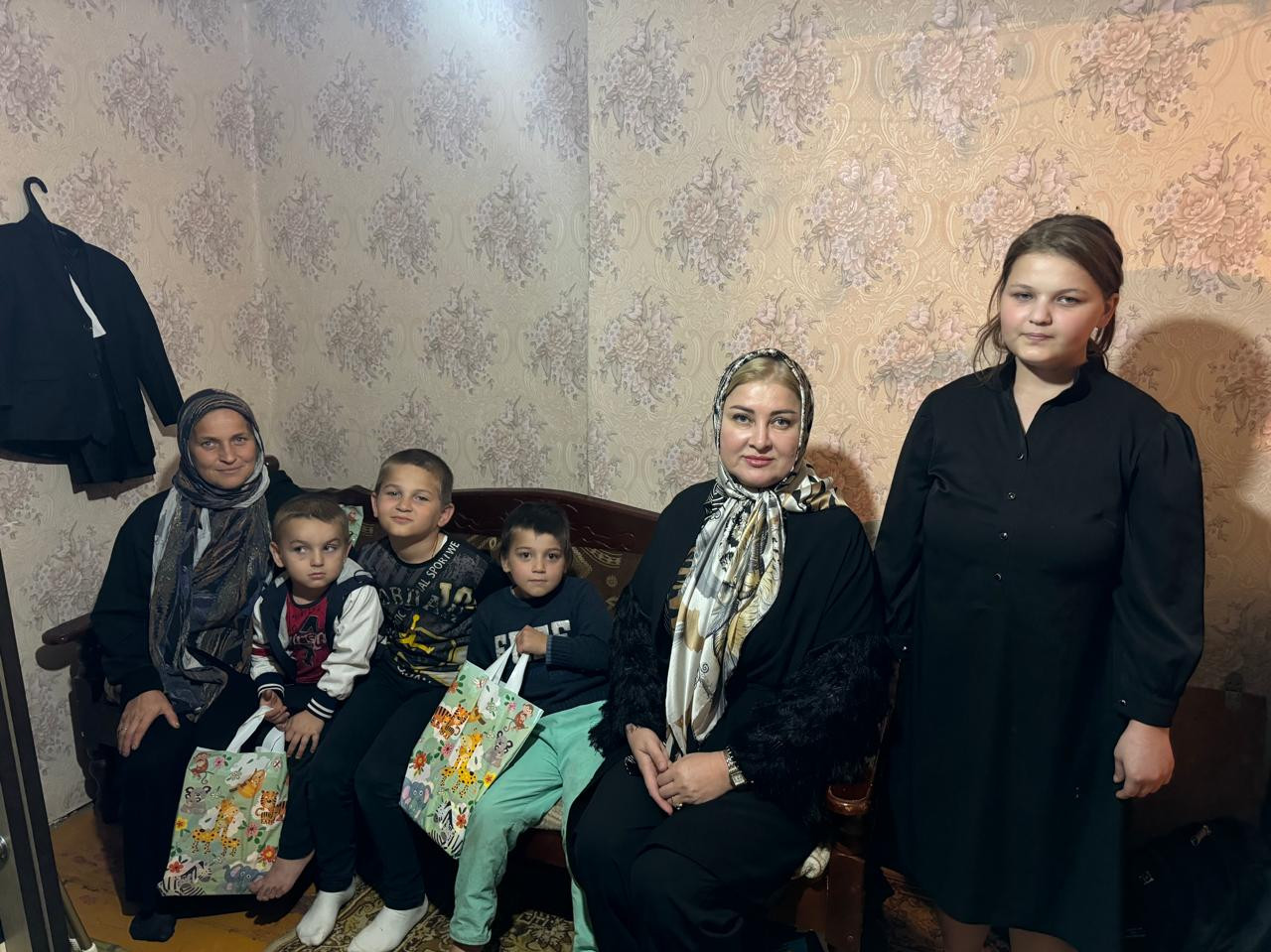 Социальные работники Минтруда РД в г.Кизилюрте сегодня посетили многодетную семью участника специальной военной операции