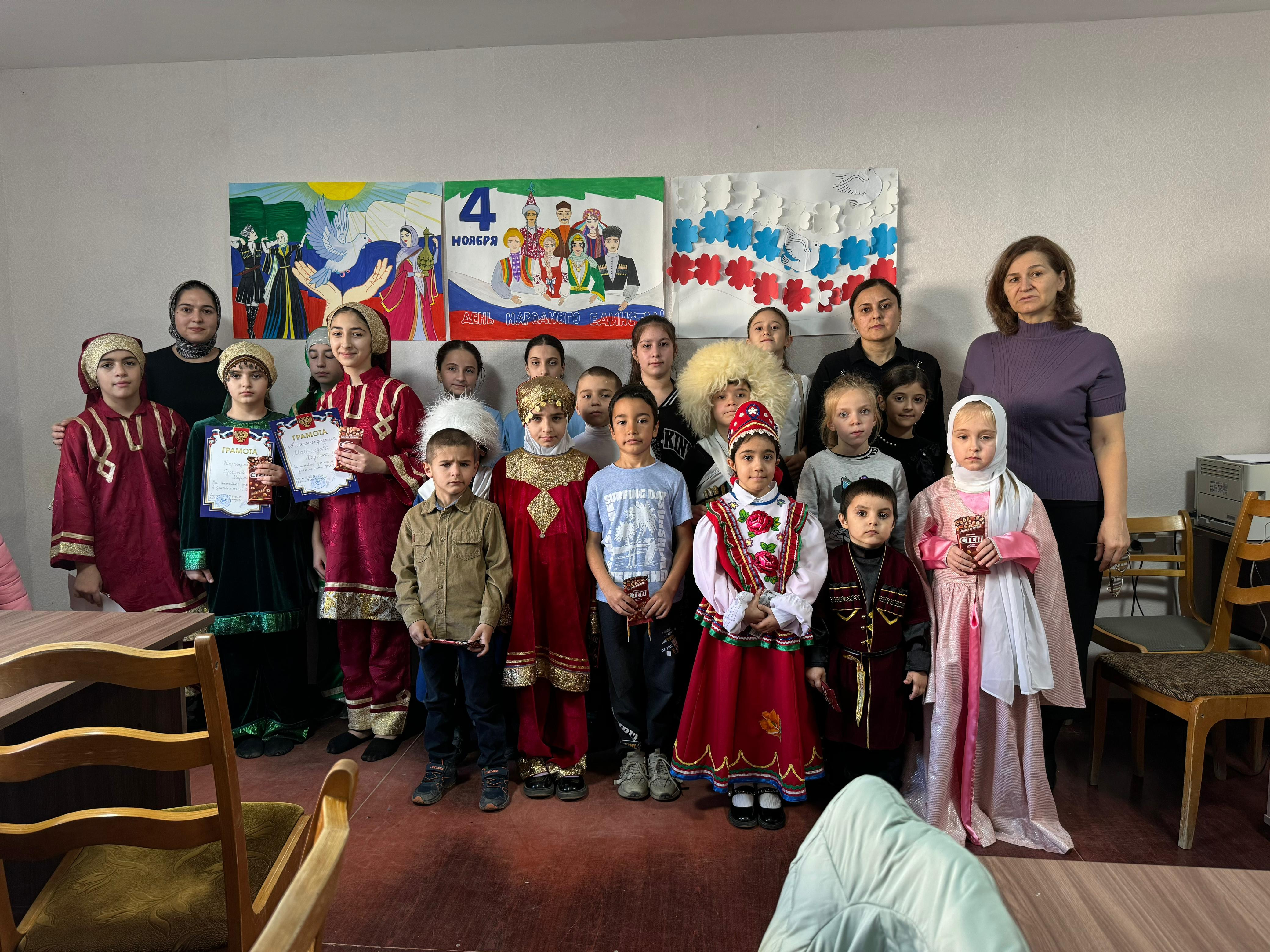 В преддверии Российского государственного праздника – Дня народного единства в Центре социального обслуживания населения в городе Южно-Сухокумск провели - мероприятие «Нам силу дает наша верность Отчизне».