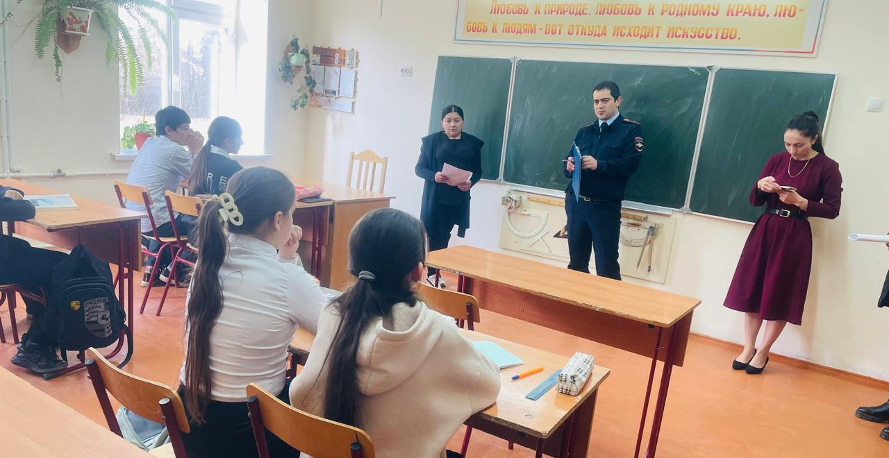 В преддверии Дня правовой помощи детям работники Хивского Центра соцобслуживания провели встречи со школьниками