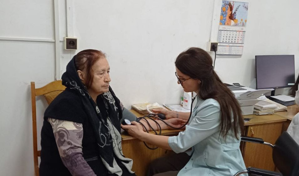 Социальные работники Минтруда Дагестана в Курахском районе обеспечили более 130 пожилых граждан бесплатным медицинским обследованием
