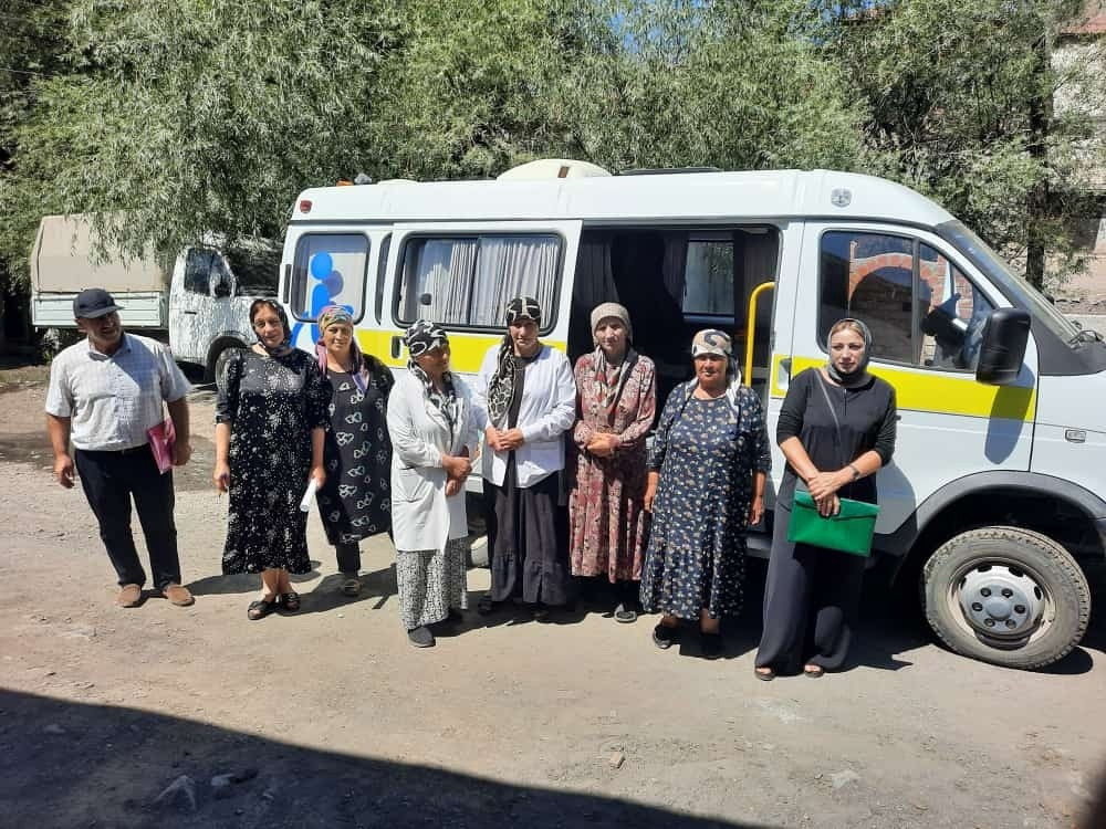 Специалисты мобильной бригады на рабочем выезде в с.Джилихур Рутульского района.