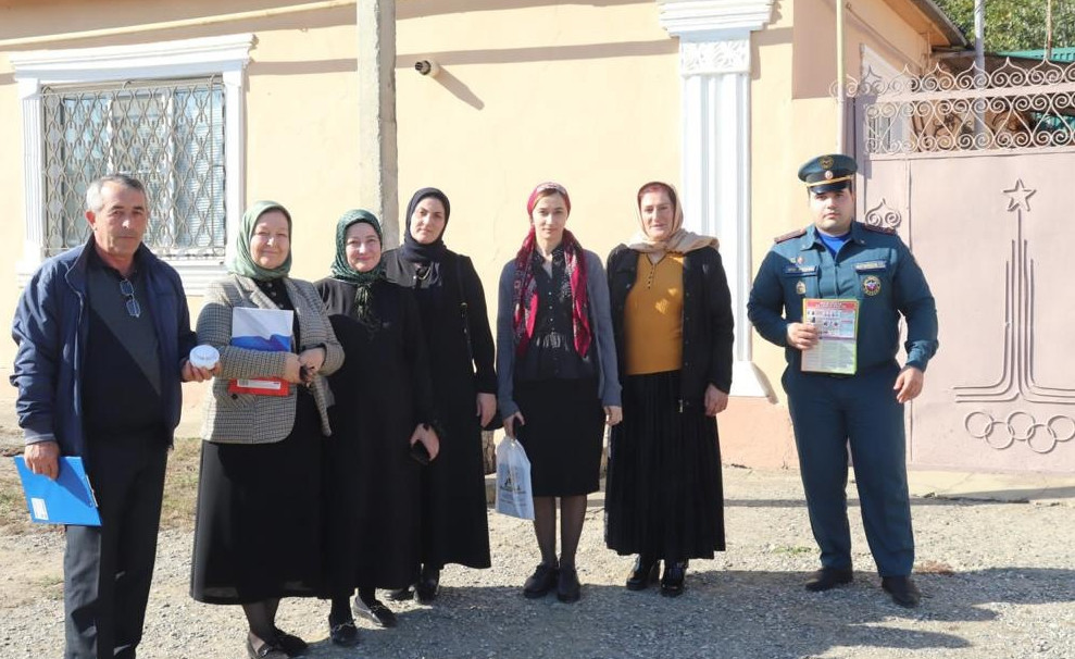 Подворный обход семей "группы риска" совместно с комиссией по делам несовершеннолетних.