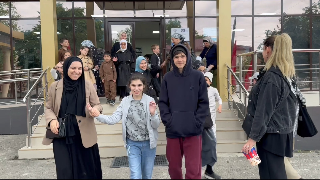 Более 50 несовершеннолетних в сопровождении специалистов отделения социального обслуживания на дому детей и семей с детьми пришли на просмотр мультфильма «Приключение панды»