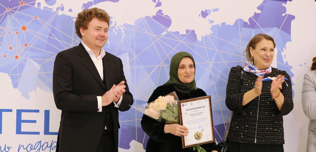 Многодетная мама из Дагестана приняла участие в Московском праздничном концерте «Мать-героиня», который прошел с участием Президента страны Владимира Путина