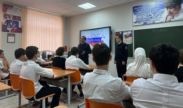 Социальные работники Минтруда Дагестана совместно с работниками МВД по РД провели в школах Кизлярского района мероприятия по оказанию правовой помощи детям