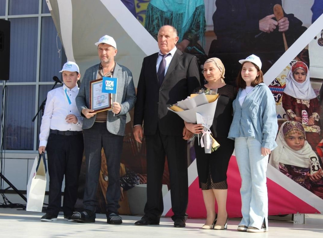 Семья Газимагомедовых их Кизляра отмечена Благодарственным письмом  Председателя Правительства Республики Дагестан