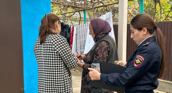 Социальные работники Минтруда РД в Кизлярском районе принимают участие в Межведомственной оперативно-профилактической операции «Подросток -2023»