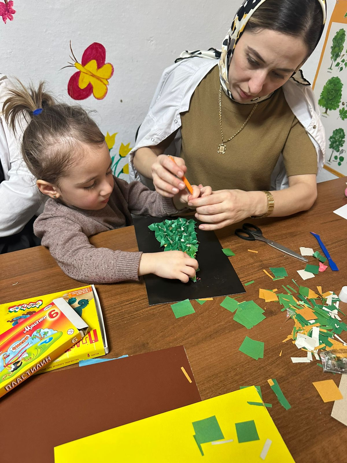 Изготовление поделки из цветной бумаги и картона: