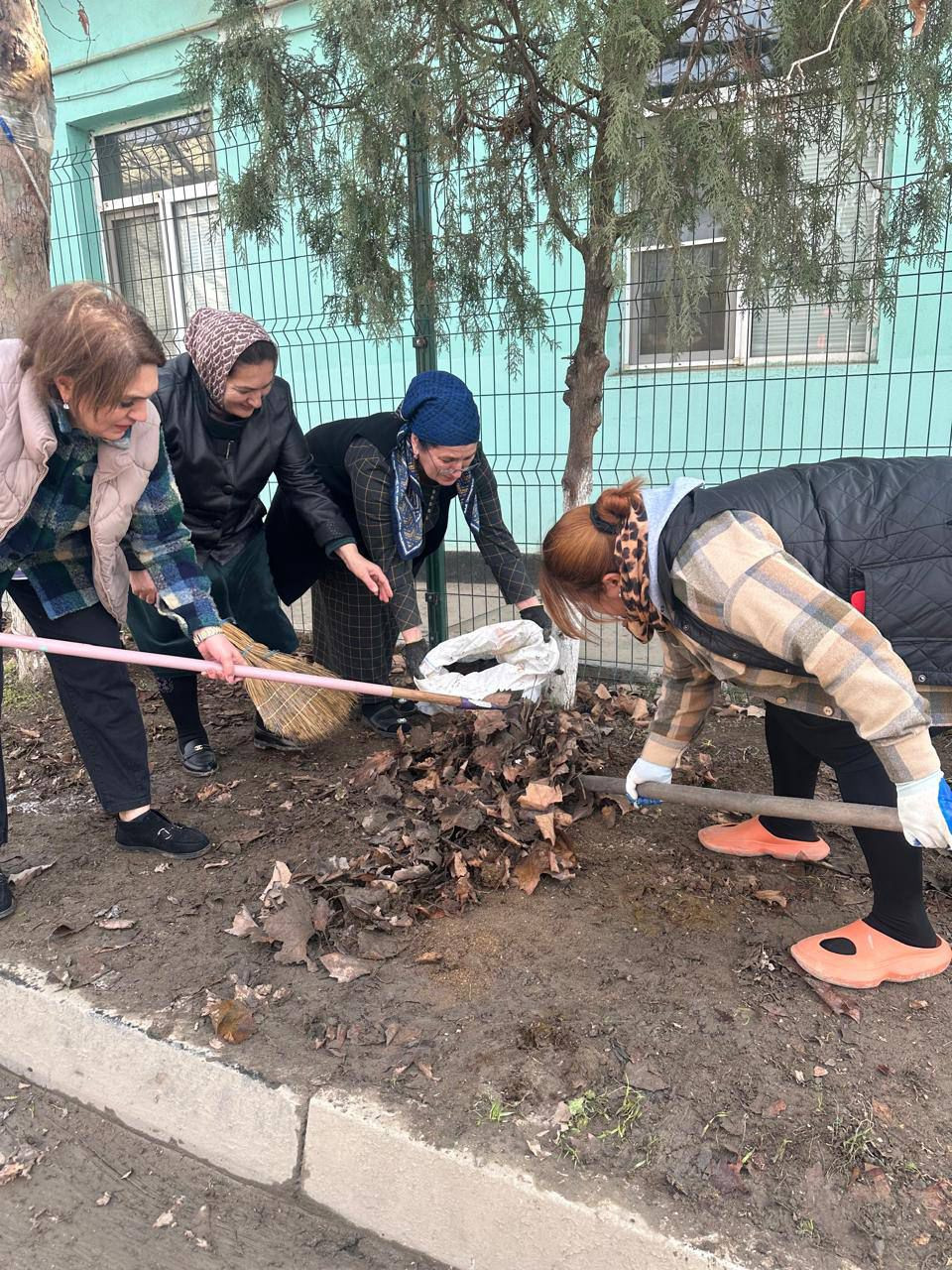 Социальные работники 2-го отделения граждан пожилого возраста и инвалидов на дому комплексного центра организовали субботник
