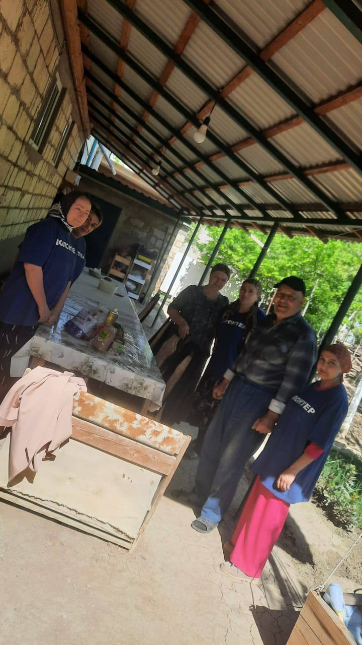 Волонтеры из числа социальных работников 1-го отделения граждан пожилого возраста и инвалидов на дому оказали гуманитарную помощь в виде продуктового набора семейной паре