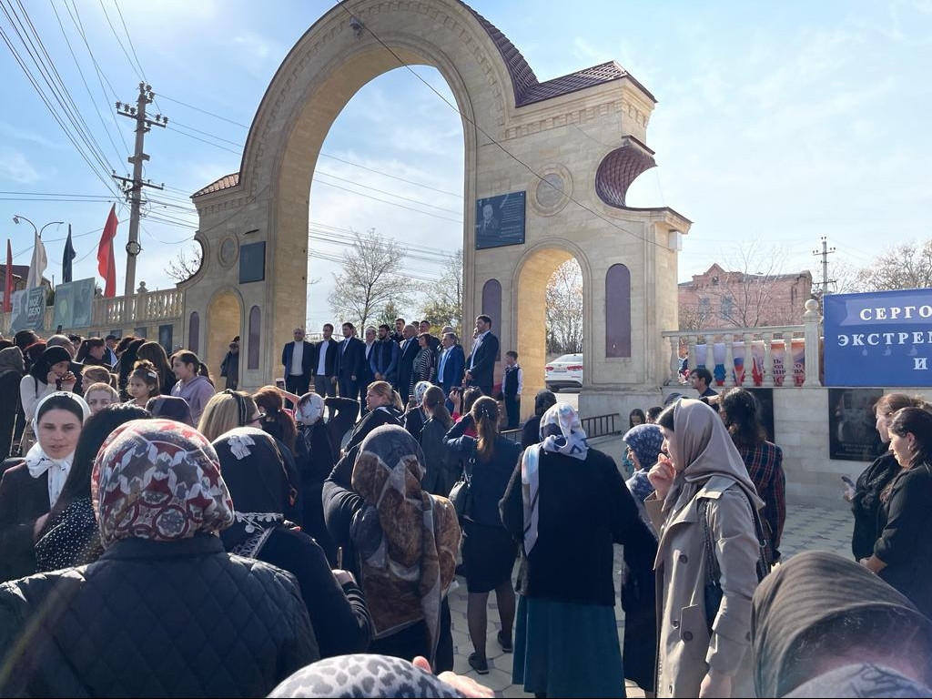 Площади в Сергокале дали имя почетного председателя Госсовета РД Магомедали Магомедова.